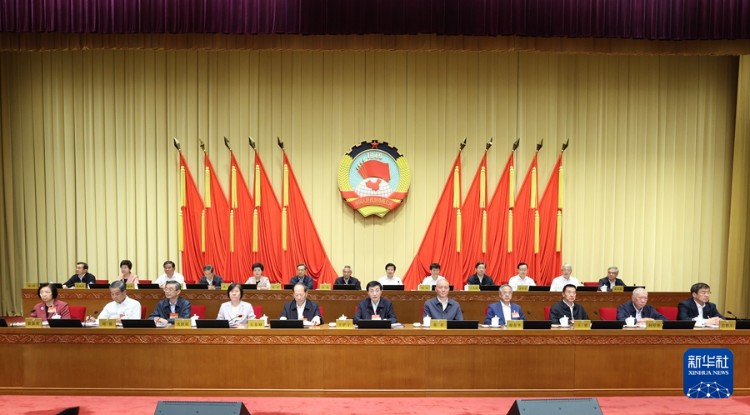 传达学习贯彻中共二十届三中全会精神 全国政协十四届常委会第八次会议开幕 王沪宁主持 蔡奇作报告